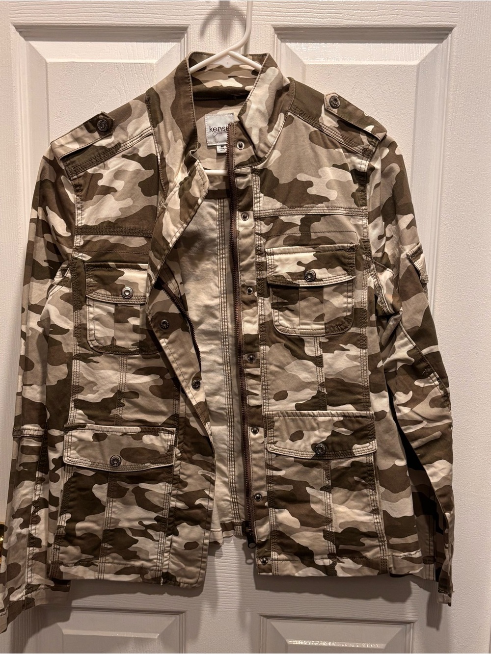 Kensie Jeans camouflage utility jacket Med front zip and snap-flap chest pockets